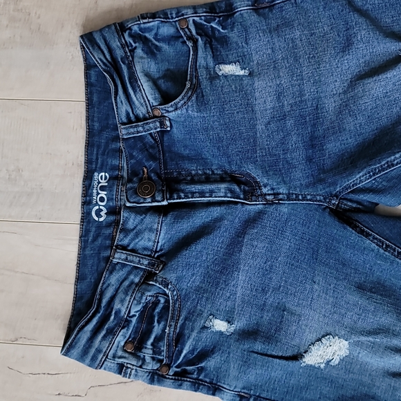 SALE Cutest distressed stretch denim capris - Picture 4 of 5